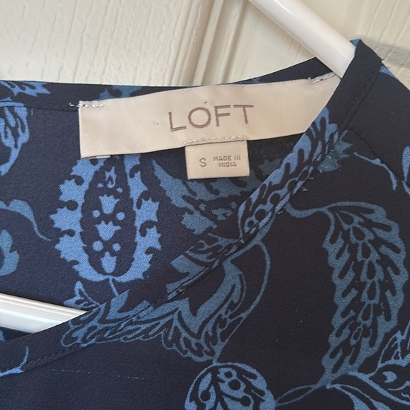 A size small blouse sold by the Loft  long puffy sleeve - Picture 2 of 2